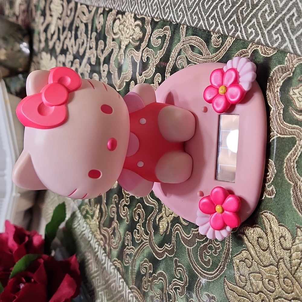 HELLO KITTY solar-powered dancing toy